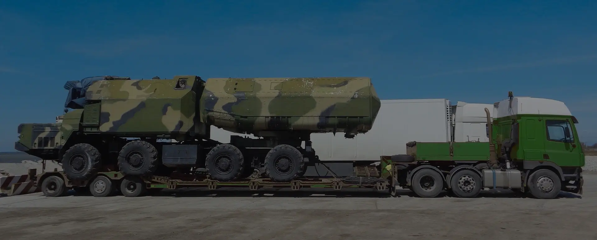 Доставка техники и ракет в рабочем поселке Глубокий (Южный округ - Ростовская область) специальным воинским автотранспортом по договору